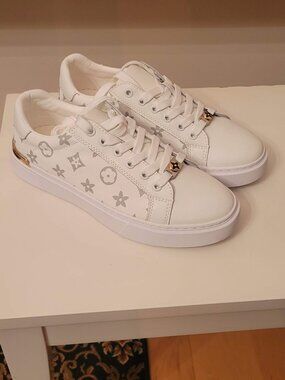 New! Cute white tennis shoes w/stars design. Size 9 US. No brand.